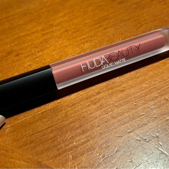 Huda Beauty Liquid Matte Lipstick Bombshell - Picture 6 of 16